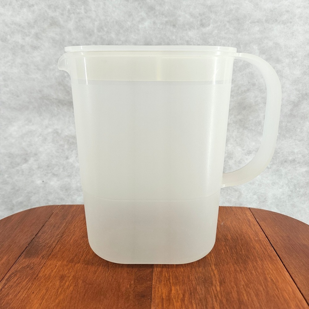 Tupperware‎ Pitcher White Plastic 2 Quart Kitchen Serving Container Lid 1530-13